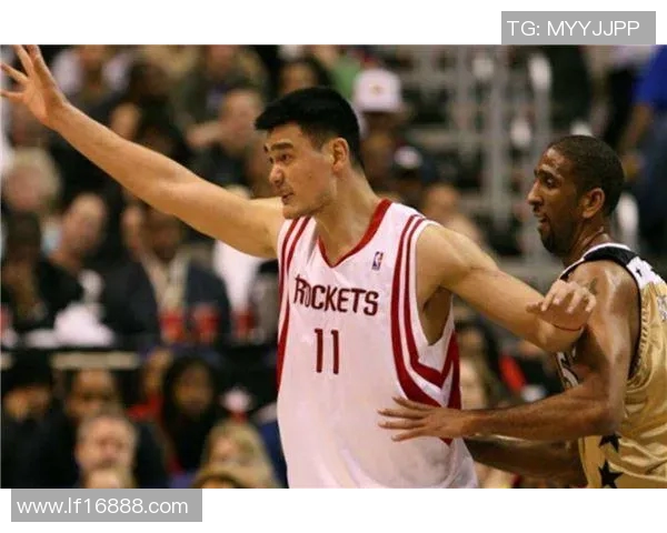 2002年火箭队与小牛队对决姚明的精彩表现与篮球传奇的诞生