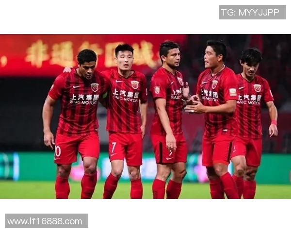 上海上港与山东队激战正酣争夺中超联赛重要积分的关键之战